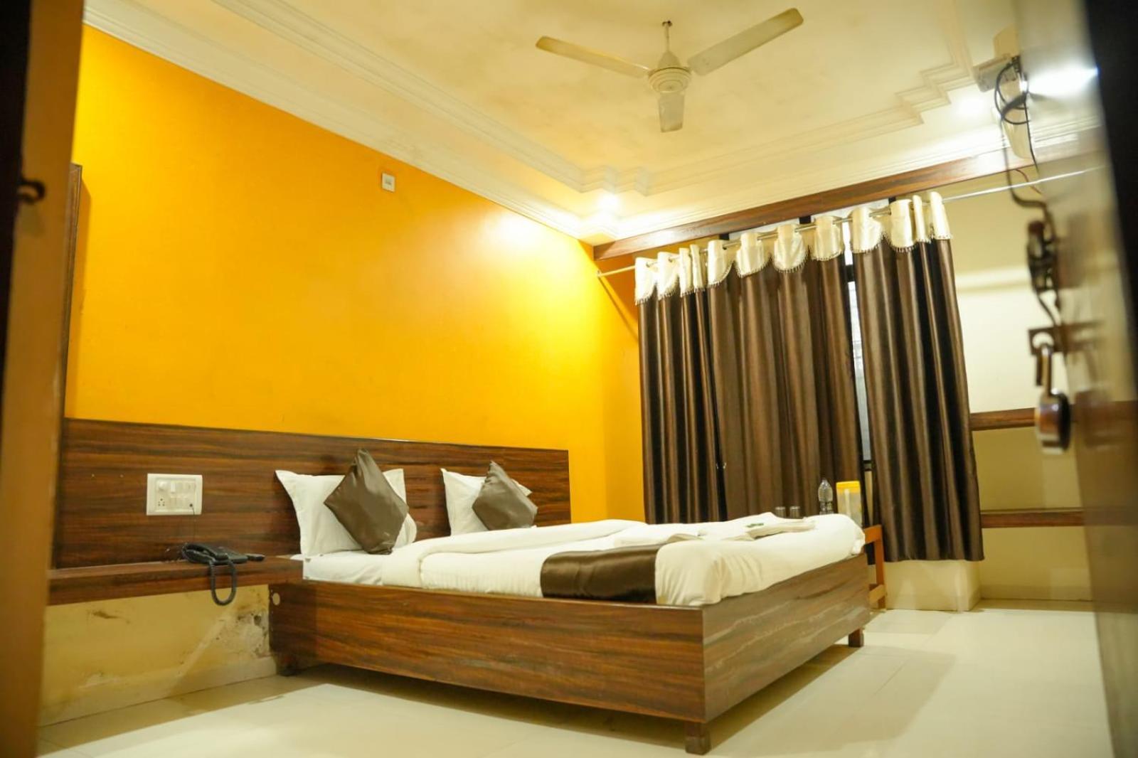 Hotel Sachidanand 舍地 外观 照片